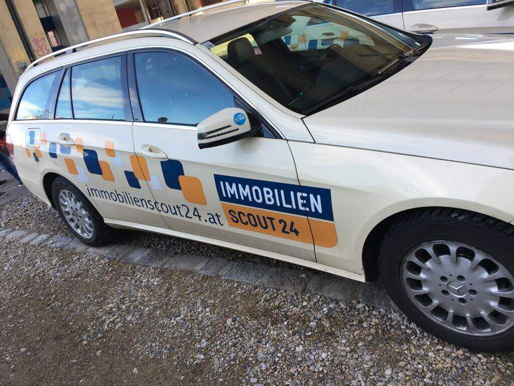 immobilienscout24 Beschriftetes Firmenfahrzeug bei Carcompany