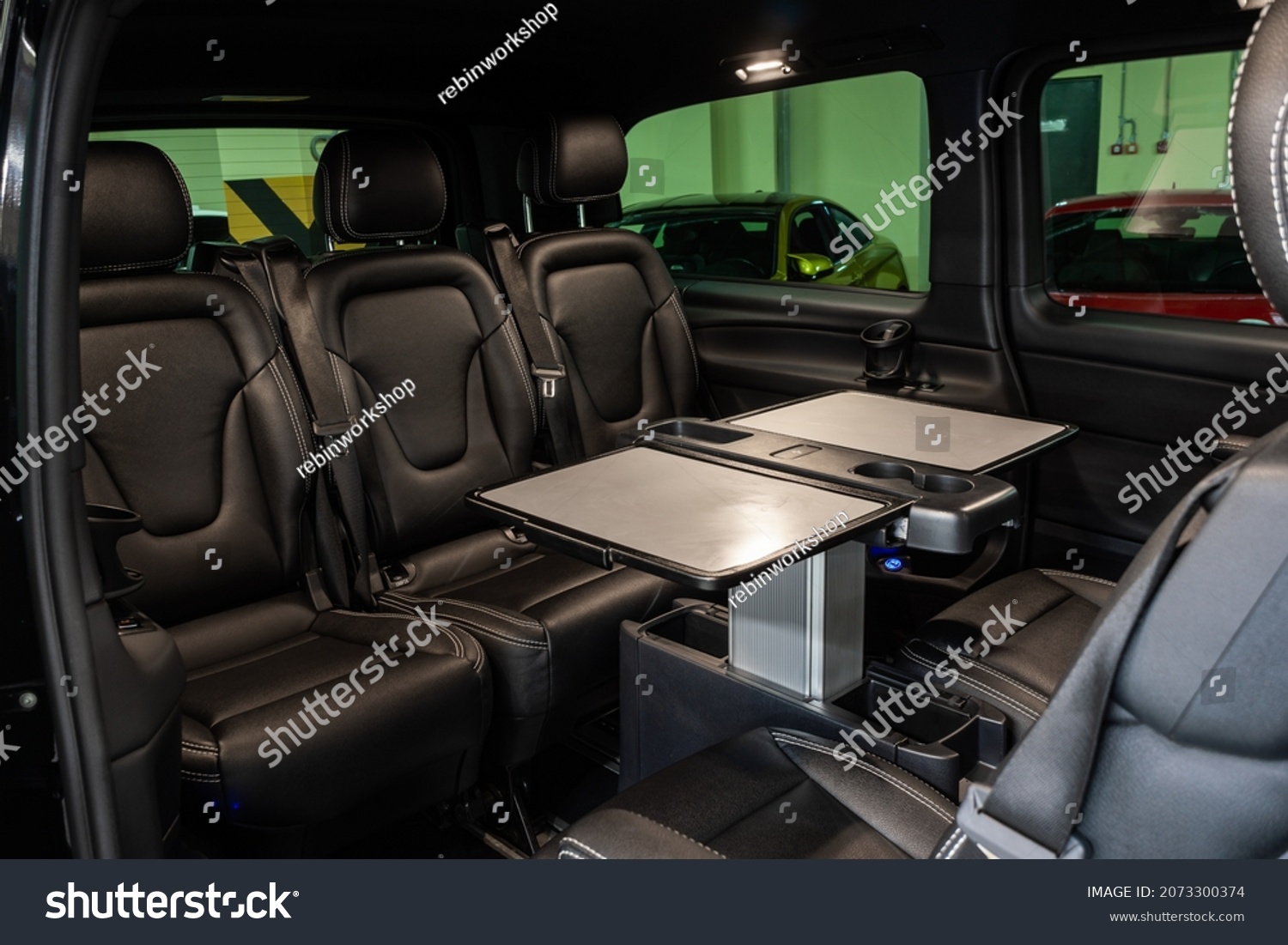 Mercedes-Benz V-Klasse mit acht Sitzplätzen zur Vermietung bei Carcompany